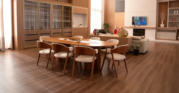 Piso vinílico resistente à água para ambientes modernos — LE Prime Acabamentos Canoas RS